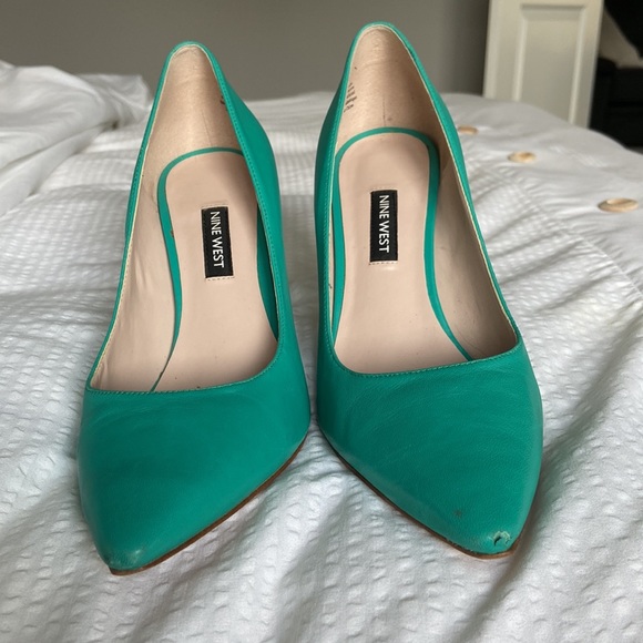 Sea foam green Nine West heels - Picture 2 of 4